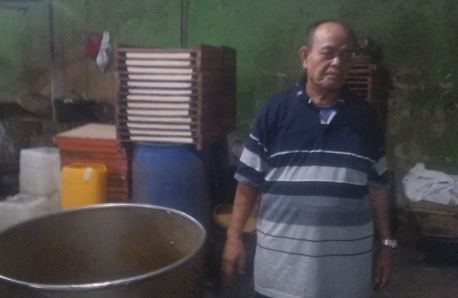 Osid Rosid mengecek produksi tahu di Cipayung, Jakarta Timur. (Foto: iNews.id)