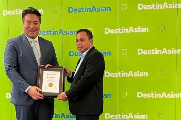 Penghargaan Bali Kemenparekraf Bali meraih predikat The Best Island dalam DestinAsian Readers’ Choice Awards,Penghargaan ini diterima oleh Direktur Komunikasi Pemasaran Kemenparekraf. (Foto: dok Kemenparekraf)