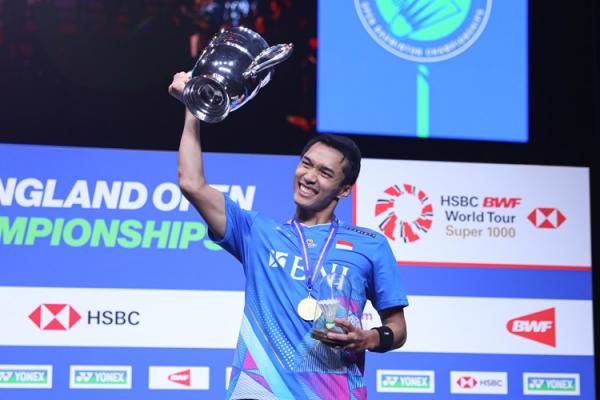 Jonatan Christie Tunggal putra Indonesia, Jonatan Christie tak percaya bisa menjadi juara sekaligus mengulangi sejarah di All England 2024. Momen ini seperti mimpi yang menjadi kenyataan. (foto: PBSI)