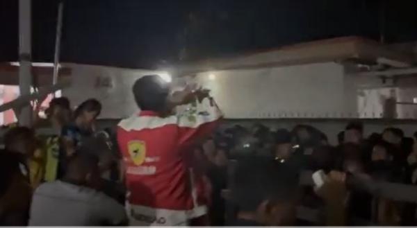 Petugas menenangkan warga yang meminta bedeng ijo diduga tempaat maksiat di Desa Selapan Uku, OKI ditutup. (Foto: iNews)