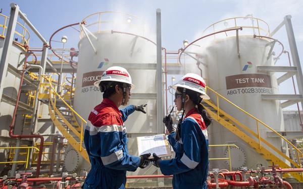 Operator berdiskusi saat melakukan pengawasan “fire protection system” di area tangki SP ABG Pertamina EP Jatibarang Field