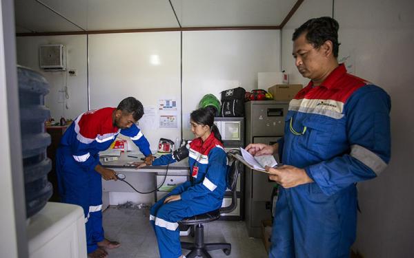 Petugas melakukan pemeriksaan kesehatan bagi operator produksi