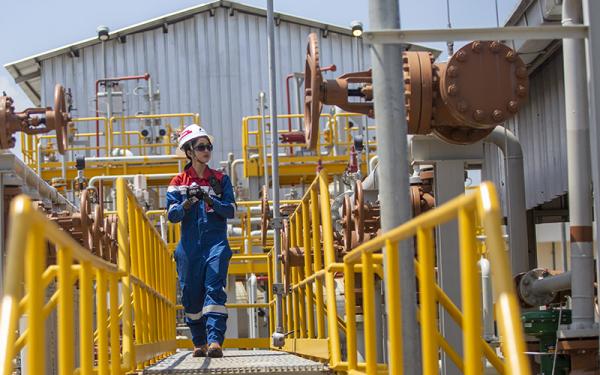 Operator melakukan pendeteksian kebocoran gas dengan “gas detector” di area “manifold header”