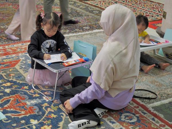 Ramadhan KBRI Doha 3 Seorang anak mengikuti lomba mewarnai kaligrafi Islam di Festival Ramadhan Ke-2 di KBRI Doha. (Foto: Dok. KBRI Doha)