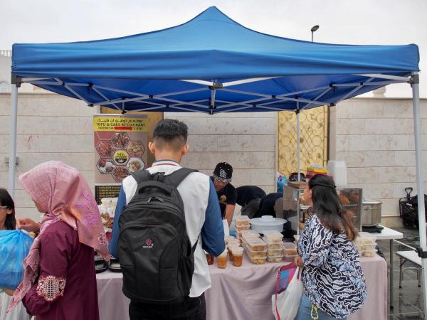 Ramadhan KBRI Doha 4 Para pengunjung membeli makanan untuk berbuka puasa di bazar. (Foto: Dok. KBRI Doha)