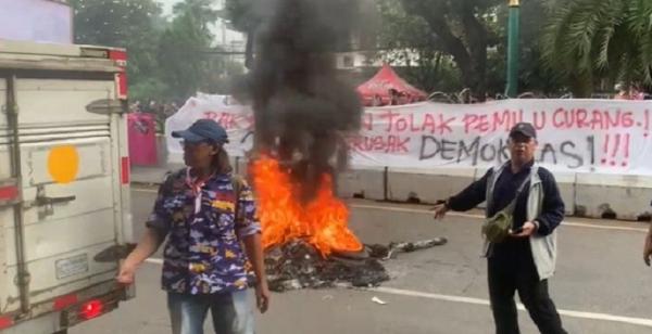 Tolak Hasil Pemilu Curang, Massa Minta Ketua dan Anggota KPU Diproses Hukum 