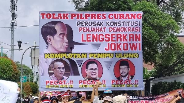 Jokowi Diminta Mundur 2 Massa dari Koalisi Nasional Penyelamat Demokrasi menggelar aksi unjuk rasa meminta Presiden Jokowi mundur (Ismet H)