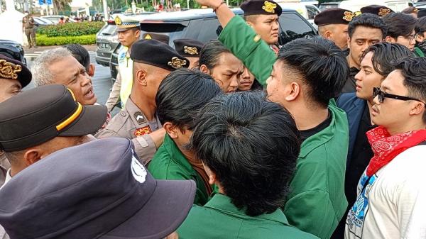 Mahasiswa Diadang Polisi Long March ke Istana, Saling Dorong Tak Terhindarkan