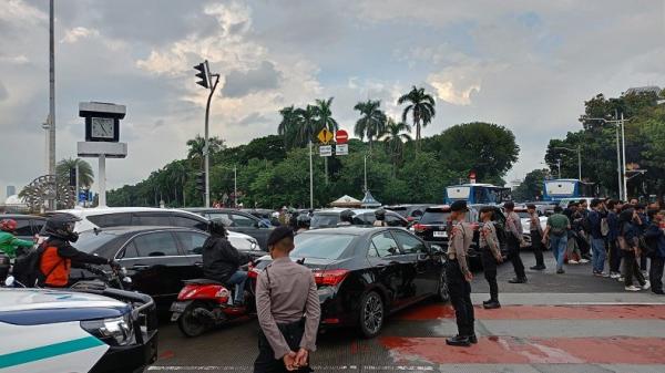 Massa Unjuk Rasa di Patung Kuda, Jalan Thamrin-Medan Merdeka Macet