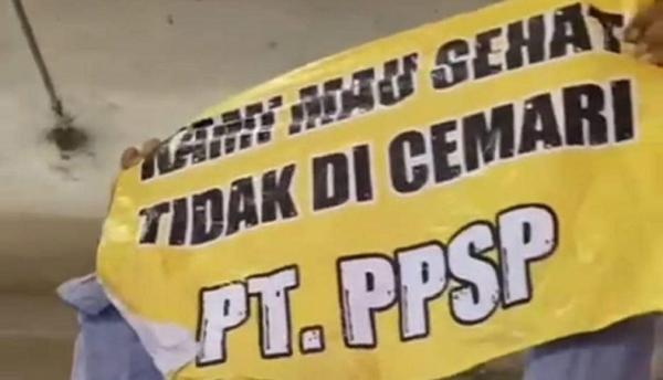 Emak-emak membentangkan spanduk di hadapan Presiden Jokowi. (Foto Istimewa).