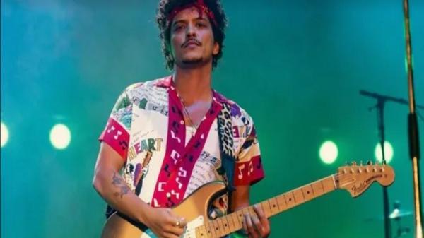 Makna Lagu Talking to the Moon- Bruno Mars: Cerita Kerinduan di Balik Malam yang Sunyi 