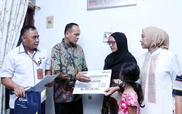 ASABRI menyerahkan SRKK kepada ahli waris prajurit gugur