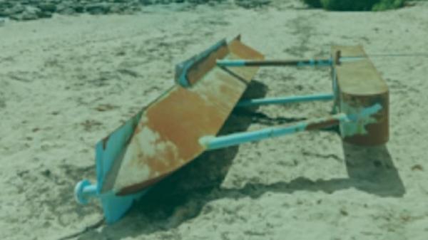 Benda aneh mirip kapal selam tanpa awak Benda aneh mirip kapal selam tanpa awak dan bermuatan Alkitab yang ditemukan di perairan Oelolot, Kecamatan Rote Barat, Kabupaten Rote Ndao, NTT. (Foto: Istimewa)