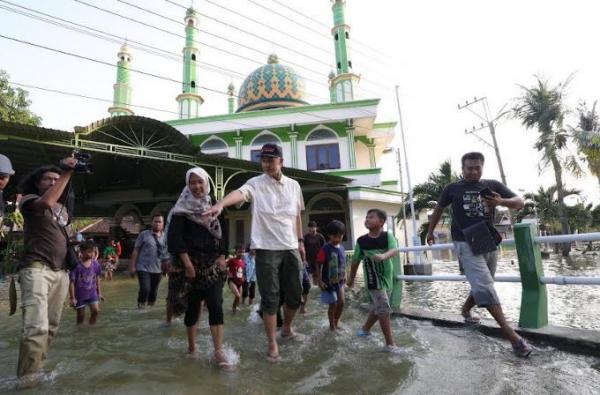 Ganjar meninjau lokasi banjir Demak. (Foto: MPI)