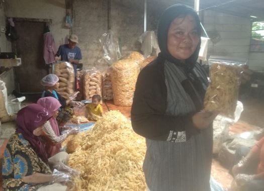 Encih menunjukkan produksi keripik singkongnya. (Foto: iNews.id)