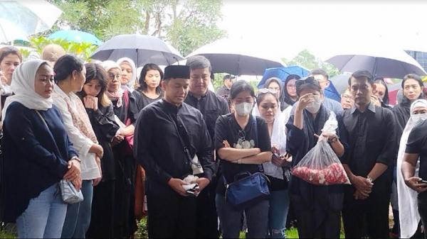 Isak Tangis Anak dan Keluarga Iringi Pemakaman Stevie Agnecya, Anggi Pratama: Minta Doanya Ya