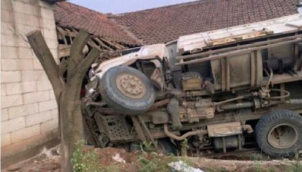 Kecelakaan 3 Kendaraan Di Parung Panjang Bogor, Truk Timpa Rumah