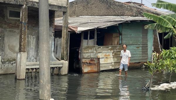Kisah Warga Tegal Alur Puasa di Tengah Banjir, Sahur Cuma Pakai Air Putih