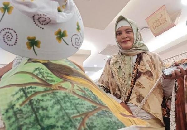 Ananta Chandra dengan koleksi batik lukisnya. (Foto: MPI)