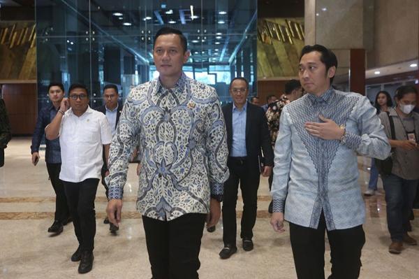 AHY Ditemani Ibas Datang Ke Raker Pertama Sebagai Menteri Bersama DPR