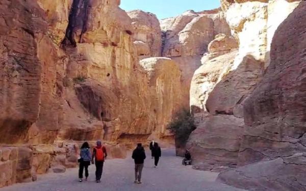 Wisatawan menyusuri Kota Petra