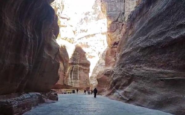 Kota Petra berada tersembunyi di antara tebing dan lembah di Pegunungan Edom