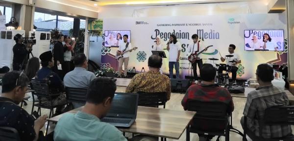 Sebelum berbuka puasa bersama, rekan-rekan media dihibur dengan alunan musik bernuansa Islami dan tausiah singkat yang disampaikan Ustaz Abi Hendratmo. (Foto: iNews Media Group/Jack Newa)