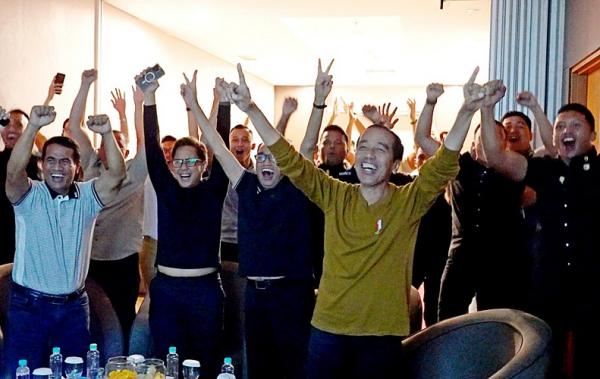 Presiden Joko Widodo merayakan kemenangan 3-0 Timnas Indonesia vs Vietnam bersama jajaran menteri dan pejabat terkait di salah satu hotel di Palu, Sulawesi Tengah, Selasa (26/3/2024). (Foto: iNews Media Group/Raka Dwi Novianto )