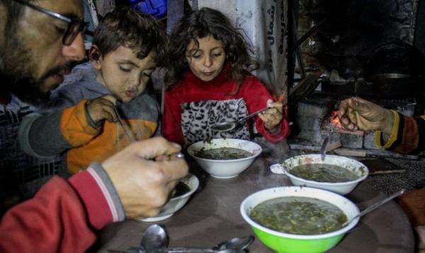 Pilu! Kisah Keluarga Gaza Terpaksa Buka Puasa Makan Tanaman Liar