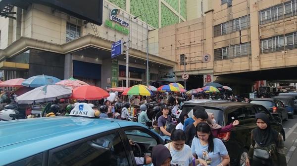 Kepadatan pengunjung di Pasar Tanah Abang, Jakarta Pusat, juga terlihat hingga bagian luar. (Foto: Iqbal Dwi Purnama)