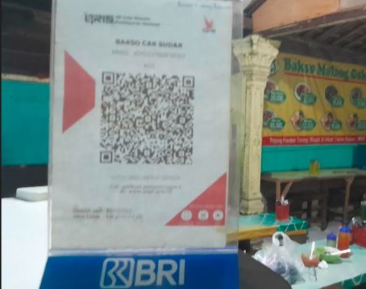 Warung bakso Malang memanfaatkan metode pembayaran QRIS BRI. (Foto: MPI)