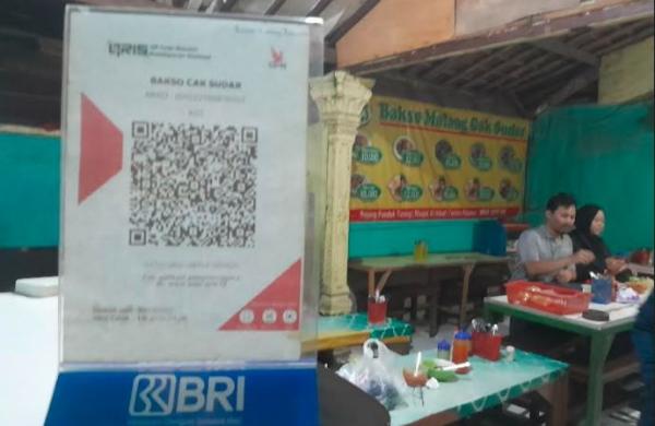 QRIS BRI di warung bakso Malang. (Foto: MPI)