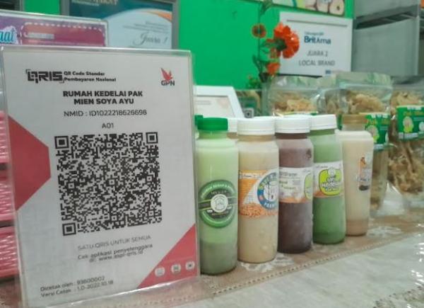 Usaha susu kedelai kini menggunakan metode pembayaran QRIS BRI. (Foto: MPI)