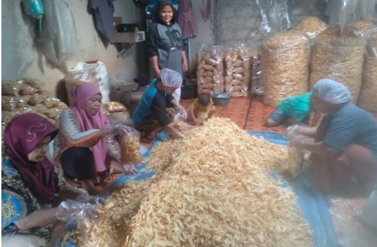 Encih mengecek hasil produksi keripik singkong sebelum dikemas. (Foto: iNews.id)