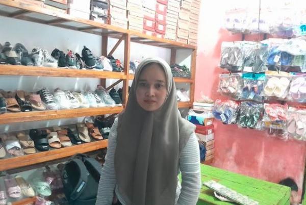 Penjual sandal di Bogor, Ida Farida. (Foto: MPI)