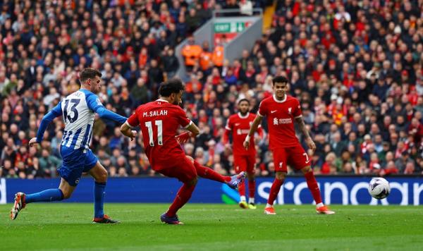 Mohamed Salah mencetak gol kemenangan Liverpool atas Brighton and Hove Albion pada lanjutan Liga Inggris 2023-2024 di Anfield, Minggu (31/3/2024) malam WIB. (Foto: REUTERS)