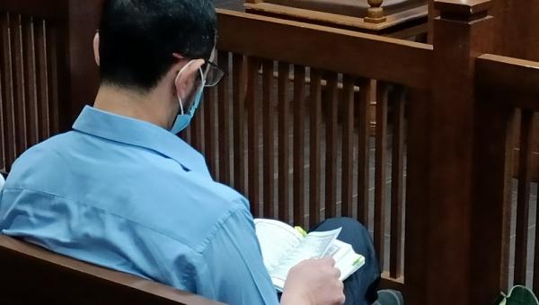 Momen Eks Pejabat Bea Cukai Andhi Pramono Baca Buku Kumpulan Doa jelang Sidang Vonis