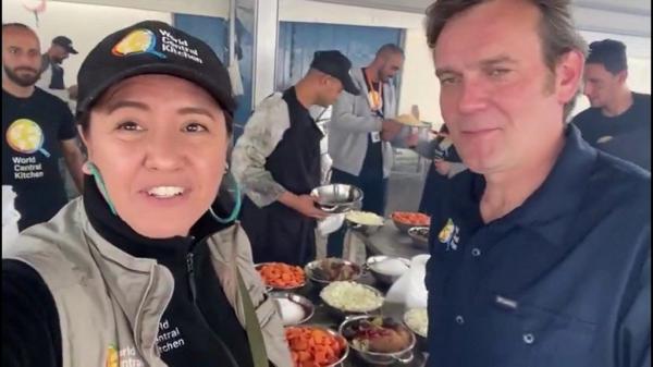 Pekerja bantuan World Central Kitchen (WCK), Lalzawmi Frankcom (kiri), yang termasuk di antara warga asing yang tewas akibat serangan udara Israel di Deir Al-Balah, Gaza Tengah, Senin (1/4/2024). Foto ini diambil saat korban masih hidup pada 25 Maret 2024. (Foto: Reuters)