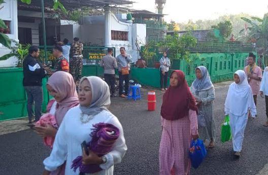 Jemaah saat mendatangi Masjid Aolia untuk menggelar Salat Idul Fitri, Jumat (5/4/2024). (Foto: MPI/Erfan Erlin)