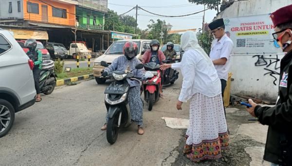 RPA Perindo Bagikan 200 Takjil Buka Puasa untuk Pengendara di Beji Depok