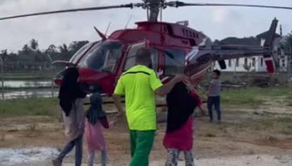 Viral, Pria Ini Ajak Anak-anaknya Keliling Kampung Naik Helikopter