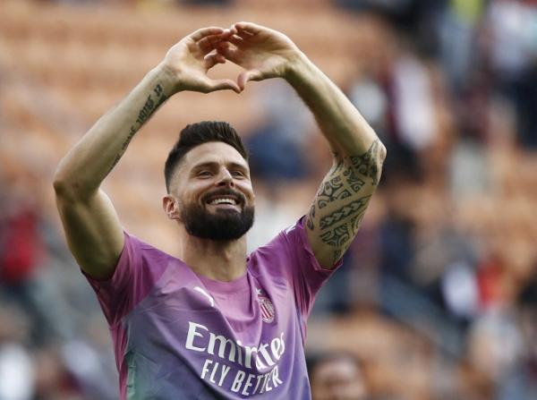 Striker AC Milan Olivier Giroud merayakan golnya ke gawang Lecce pada Liga Italia 2023-2024 di San Siro, Sabtu (6/4/2024) malam WIB. Milan pesta gol 3-0. (Foto: REUTERS)
