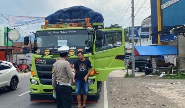 Truk Dilarang Melintas Selama Lebaran, Sopir Nakal Ini Kelabui Petugas ...