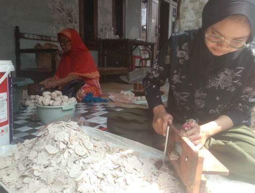 Proses pembuatan keripik basreng Maminom di Parakanjati, Kabupaten Bogor. (Foto: iNews.id)