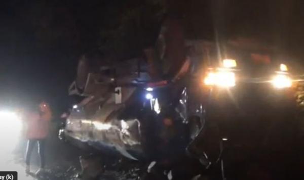 Truk tangki bermuatan minyak sawit terbalik usai menabrak pengendara motor yang akan mudik di Kabupaten Bandung Barat. (Foto: iNews)