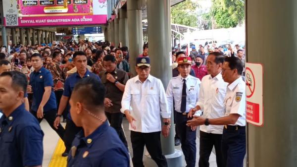 Pantau Mudik, Jokowi Tinjau Stasiun Pasar Senen