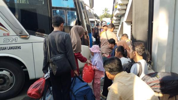 612 Pemudik Kembali ke Depok Lewat Terminal Jatijajar saat Arus Balik