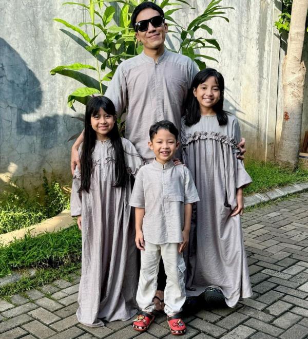 Senyum Manis Desta Dan Trio Strong Foto: Instagram