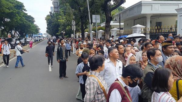 Ribuan Warga Antre Mengular Hadiri Open House Jokowi di Istana