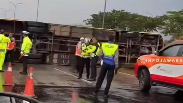 Kecelakaan bus terguling di Km 98 Tol Cikopo-Palimanan (Cipali) wilayah Kabupaten Subang, Rabu (10/4/2024) petang. (Foto: Ist)